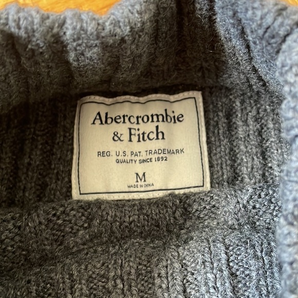Abercrombie and Fitch knit sweater - Picture 2 of 4